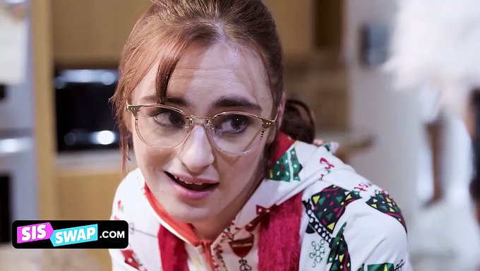 性欲旺盛的继兄妹享受热辣的群交会话