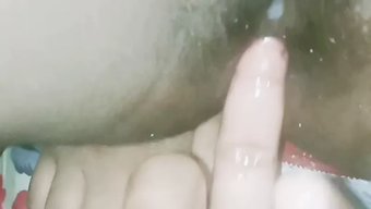 18岁女孩用假阳具自...