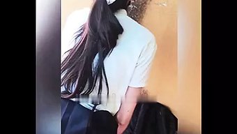 亚洲大学生在校园外穿...