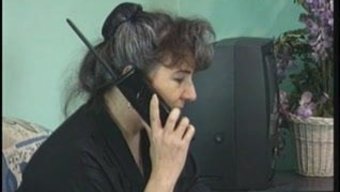 与一个年长的女人和两...