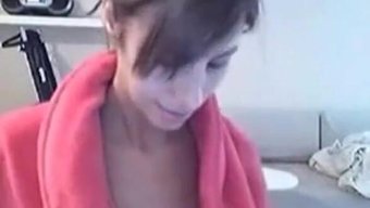 大天然乳房的新女孩在...