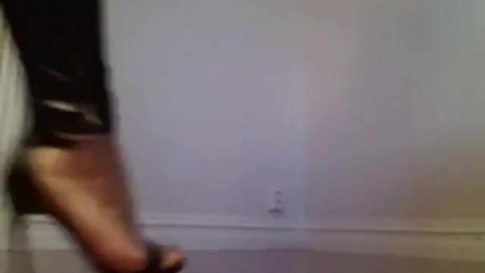 Bdsm爱好者sara在古怪的网络摄像头视频中炫耀她的腿和脚跟