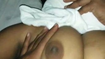 印度女人炫耀她的大自...