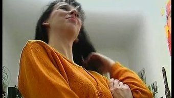 德国熟女在办公室里被...