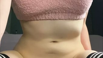 这个业余视频中的女孩...