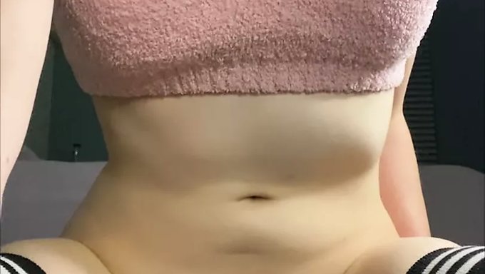 这个业余视频中的女孩用性玩具和肮脏的谈话自慰