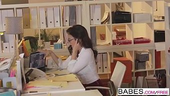 妈妈和女儿分享办公室...