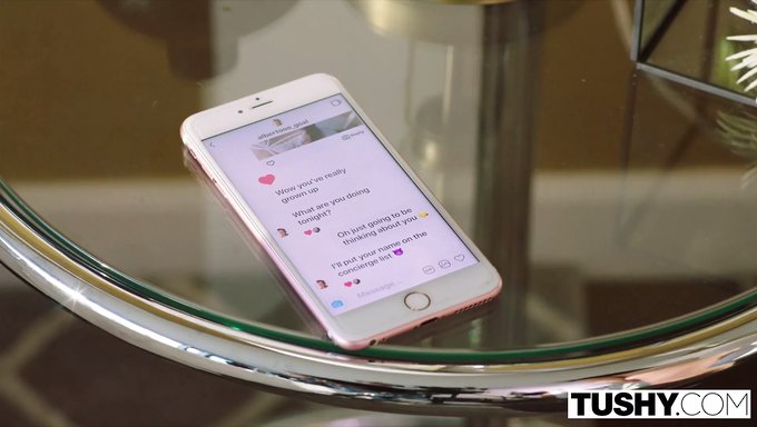Zoe Bloom与她的男性朋友的年长兄妹体验了极度的阴道扩张。