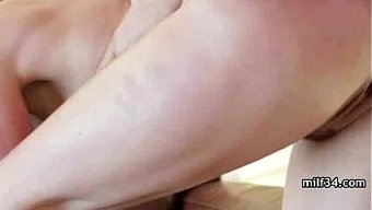 丰满的成熟女人在热辣...