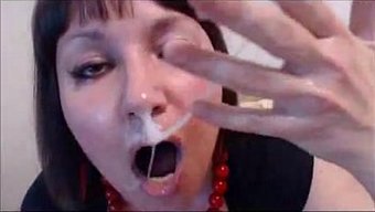 熟女德国宝贝被拳头填满嘴巴