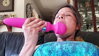 拉丁裔熟女在热门视频...