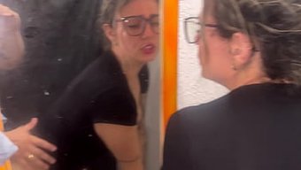 大屁股妻子在公共场合...