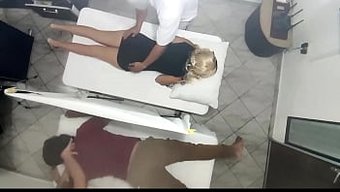 小胸部的拉丁裔妻子被...