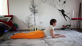 欧洲妻子教业余男人瑜伽