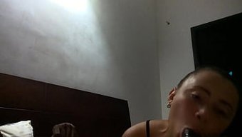 哥伦比亚娇小的小胸部...