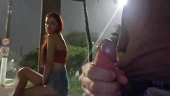 艾蜜莉在公车站与红发...
