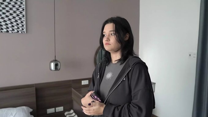 火辣的大学生得到了一个好口交的折扣