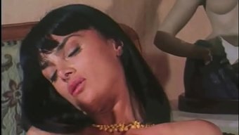 火辣的多毛熟女和年轻...