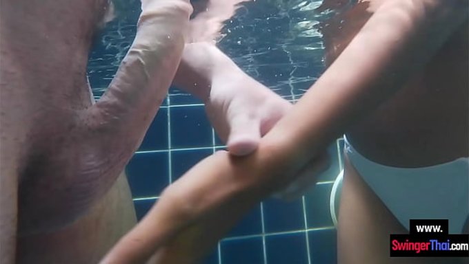 泰国业余女孩在泳池里被她欧洲男友的大鸡巴操