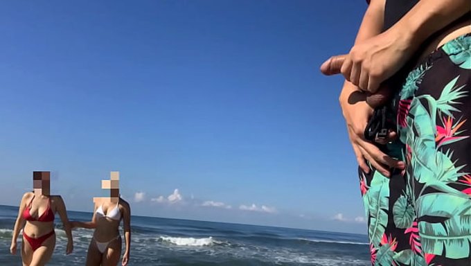 我在公共海滩上脱下裤子,看看有没有女孩喜欢,我得到了双重奖励。