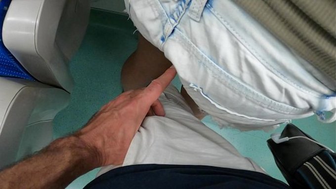 陌生人在公共火车上操了佐科小姐,场面太野了。