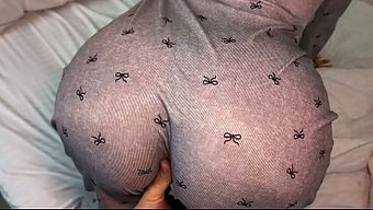 我看着继母在睡衣里扭动着她那硕大的屁股。