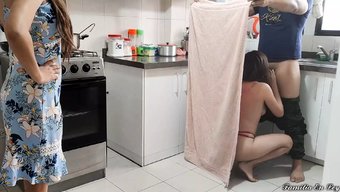 业余少女在继妹做饭时...