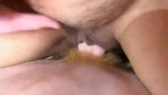 成熟的红发女郎在洗手...