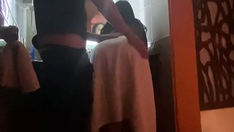 大学生在宿舍房间里被...
