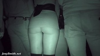 淘气的女孩穿着高跟鞋...