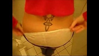 大胸部金发女郎在浴室...