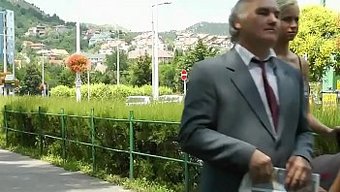 胸部丰满的老女人为性...