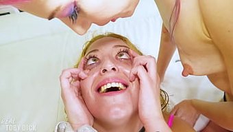 与熟女和纹身女孩的口...