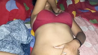 18岁的印度女孩用大...