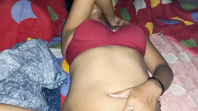 大自然的印度女孩在高清视频中得到了面部射精