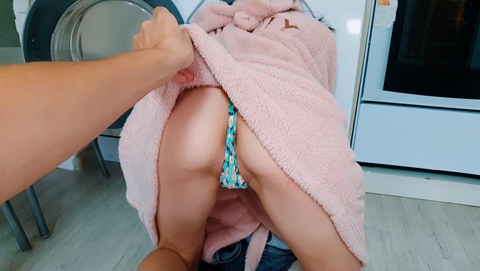 俄罗斯少女继妹口交并被骑乘和从后面操