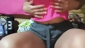 业余少女穿着内衣在摄...