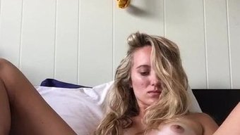 少女在卧室里的自制自慰视频