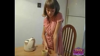 棕色头发的少女在独奏...