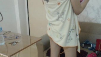 继母走进来进行面部操...