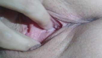 自然的熟女用手指刺激...