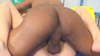 凯特与非洲和加拿大男...