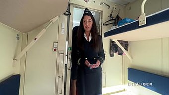 少女在火车上被列车员...