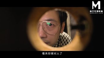 已婚女人在浴室里与蔬...