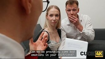 女孩向男友展示了娜塔...