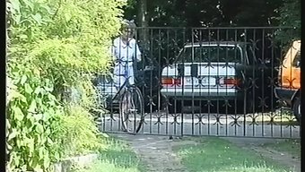 紧身德国少女被自行车...