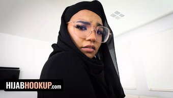 穿着头巾的穆斯林少女...