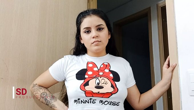被操的丈夫看着他的妻子和继子做爱
