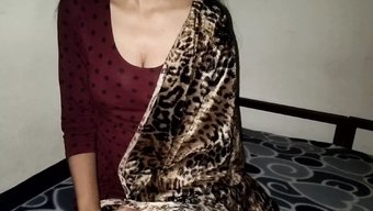 18岁的印度女孩在骑...