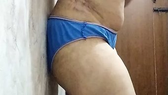 年轻的印度女孩被她的...